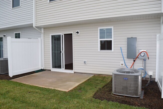 Building Photo - Modern 3-Bedroom Townhome in Desirable Bear Park
