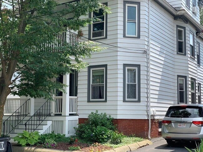 Building Photo - 27 Cambria St