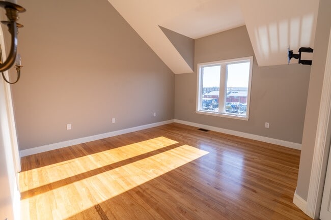 Building Photo - 606 Chandlers Wharf