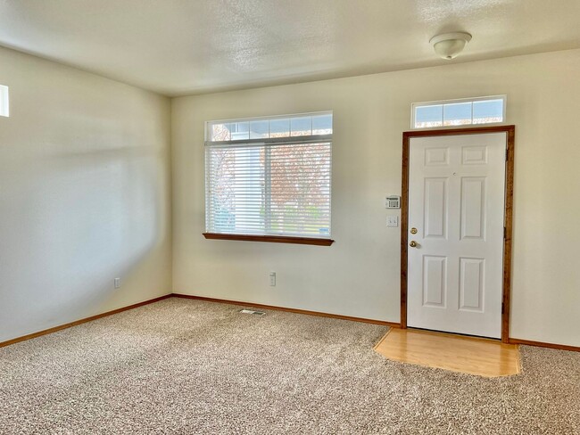 Building Photo - Excellent Location in Fishers Landing near...