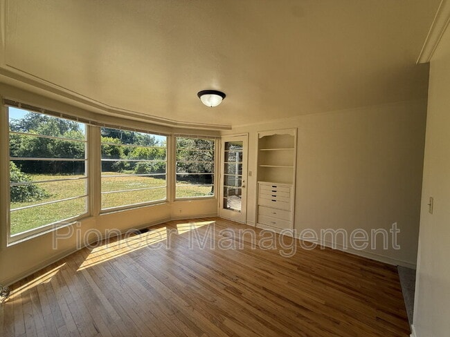 Building Photo - 375 Cherry Dr