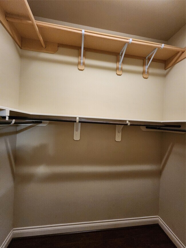 Building Photo - 2019 Sunset Springs Dr