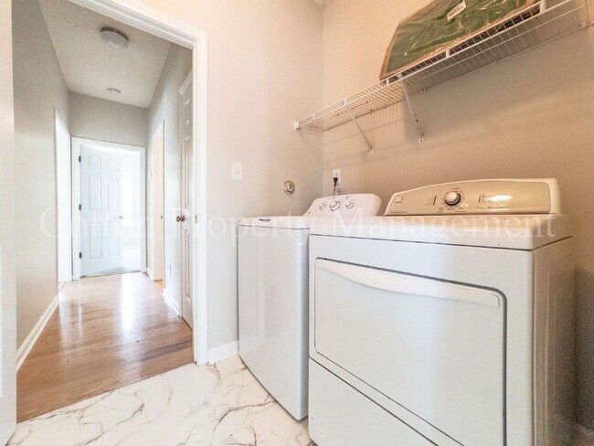 Building Photo - 448 Vallie Ln