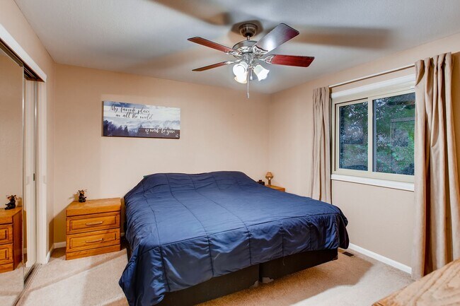 Building Photo - 3 bed, 2 bath Multi-Level Home on Cul-De-Sac