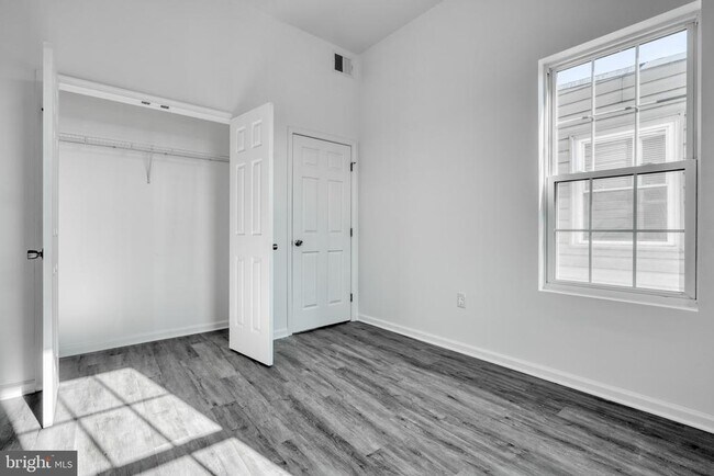 Building Photo - 131 E North Ave