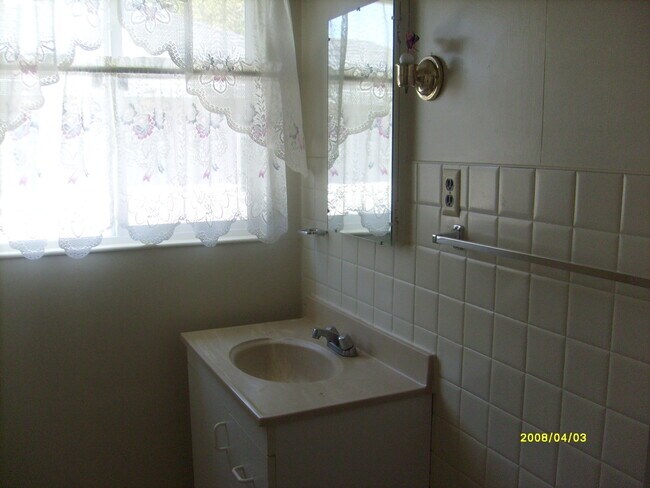 Building Photo - Quaint, single level duplex with one car garage