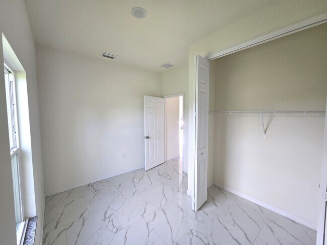 Building Photo - Great location in Lehigh Acres-Three Bedroom 2 bath/ Large Back yard!