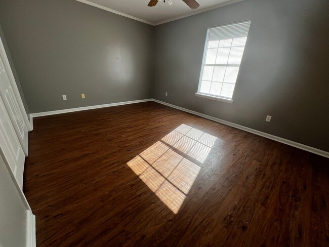 Building Photo - 3 Bedroom, 2 Bathroom, Two car garage, Bri...