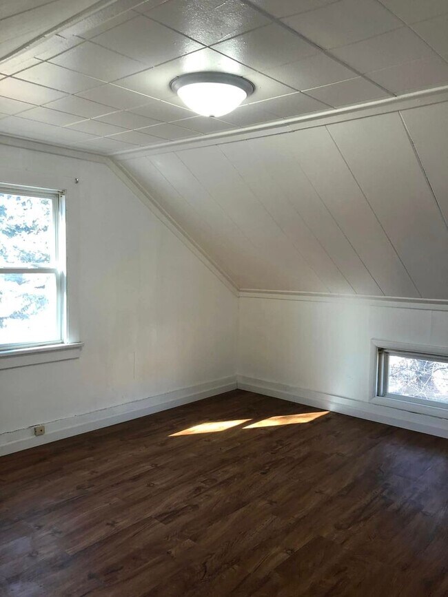 Building Photo - 217 2nd Ave W