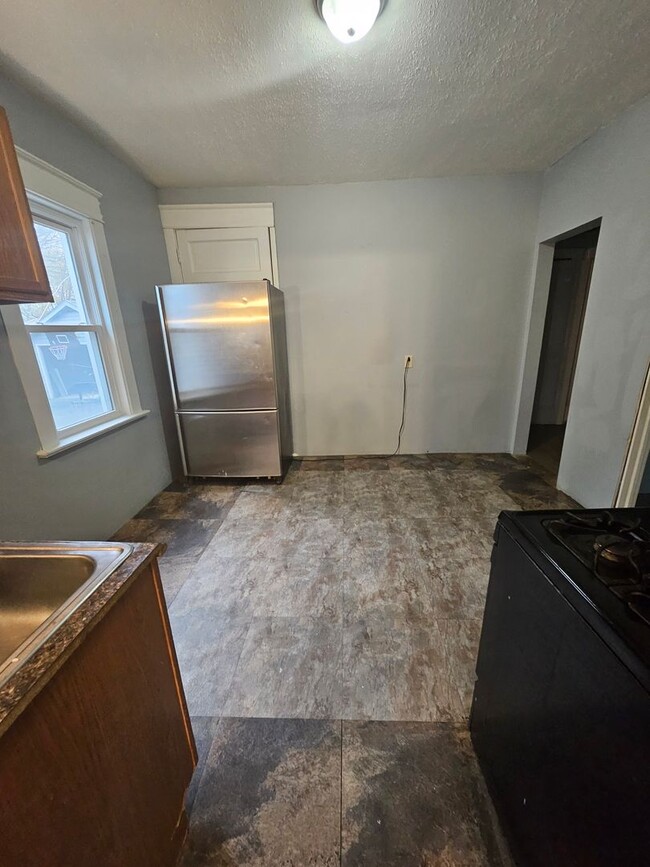 Building Photo - 1123 E 24th St