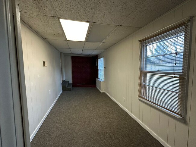 Building Photo - Rancher with Large Back Yard!