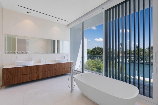 Building Photo - 1051 W 48th St