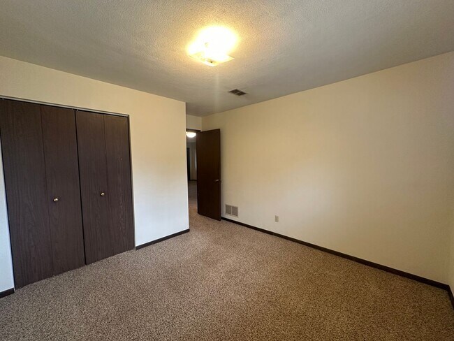 Building Photo - 2 Bedroom/1 Bath Apartment For Rent