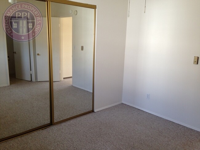 Building Photo - Pet Friendly Estacada Upper Level 1 Bedroo...