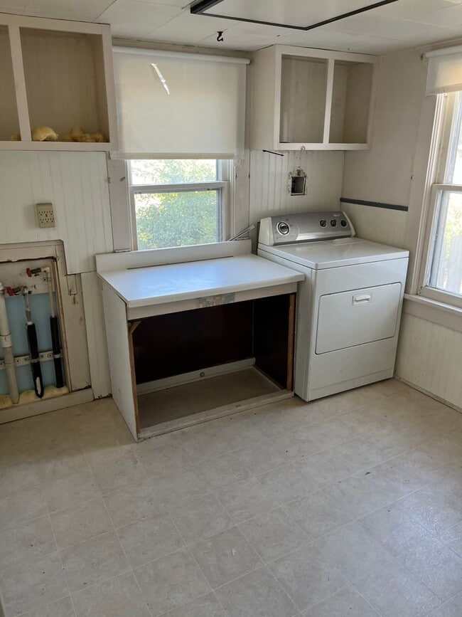 Building Photo - $1025 - 3 bed 1 bath - Single Family Home