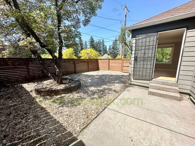 Building Photo - Huge 4 Bedroom 2 Bath House across from Ro...