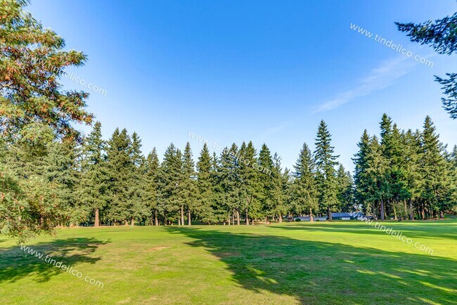 Building Photo - $500 OFF 2ND MONTH RENT** Spacious Pet-Friendly Top-Floor Unit w/ Parking Included!