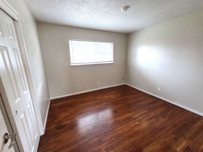 Building Photo - Charming 3 Bedroom 2 Bath Home