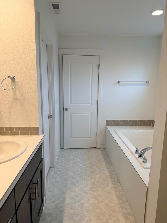 Building Photo - 995 NE Wildwood Dr