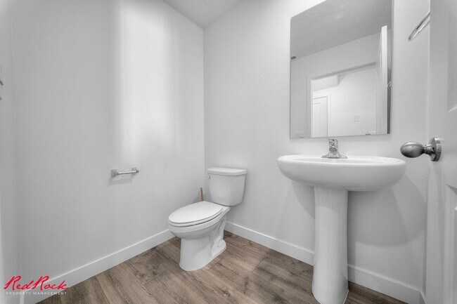 Building Photo - Beautiful 3 Bed Townhome with Amazing Amenities! 6 Month Lease