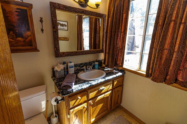 Building Photo - Spacious Three Bedroom located in Moonridge