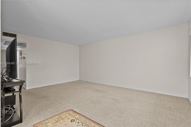 Building Photo - 523 Fanshaw M