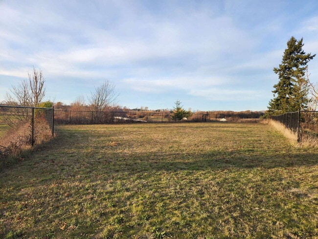 Building Photo - 3 bed 2 bath 2 car garage w/ great views i...