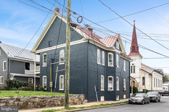 Building Photo - 402 S Loudoun St