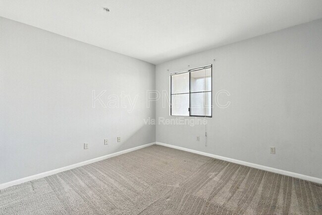 Building Photo - 1005 E 8th St