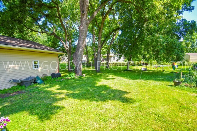 Building Photo - 2 Bedroom 1 Bath duplex home in Windsor He...