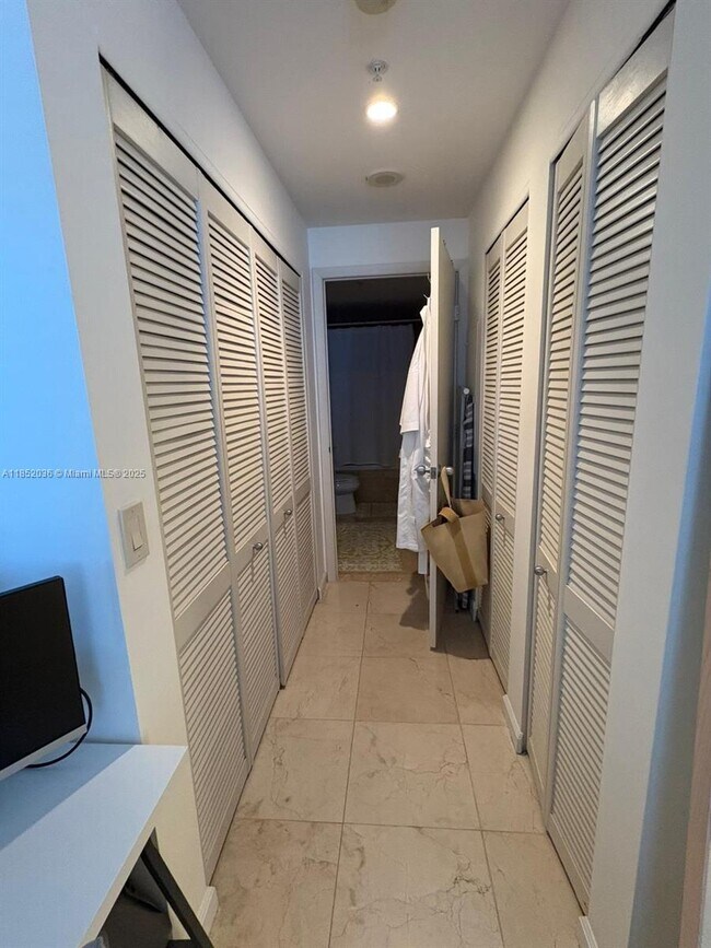 Building Photo - 801 Brickell Key Blvd