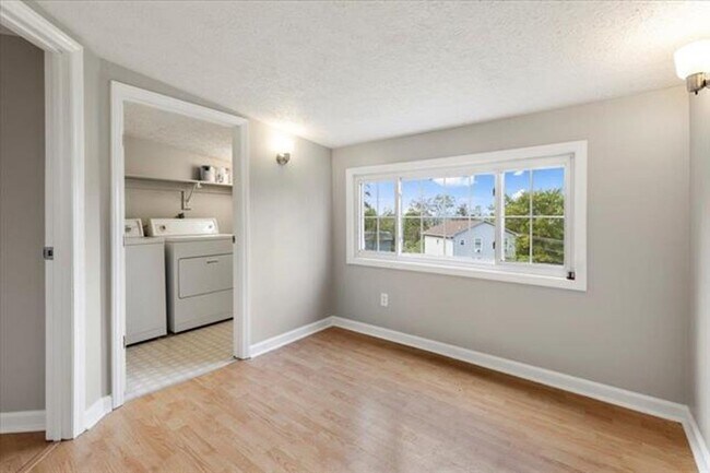 Building Photo - Radford, 3 BR / 2 BA, Available NOW