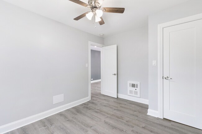 Building Photo - 7630 N Eastlake Terrace