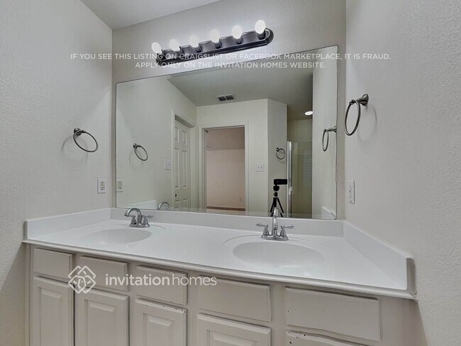 Building Photo - 905 Hidden Oaks Dr