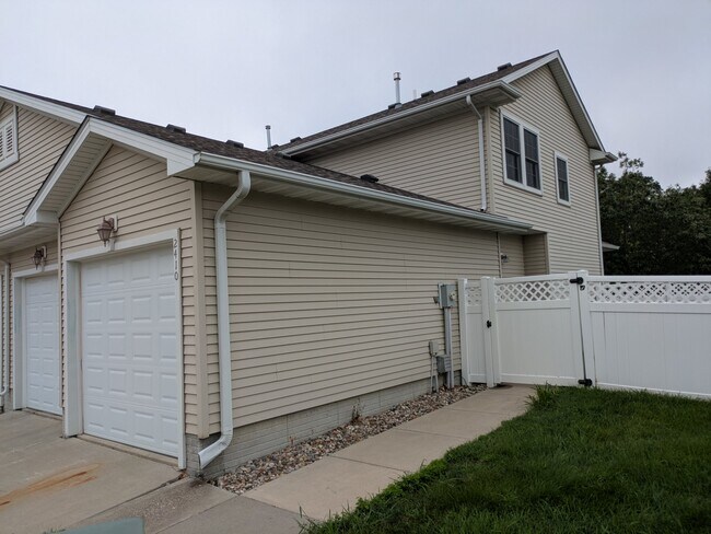 Building Photo - 2410 Eaton Ave