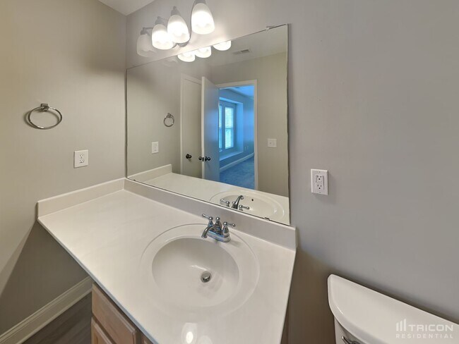 Building Photo - 4744 Abercromby St