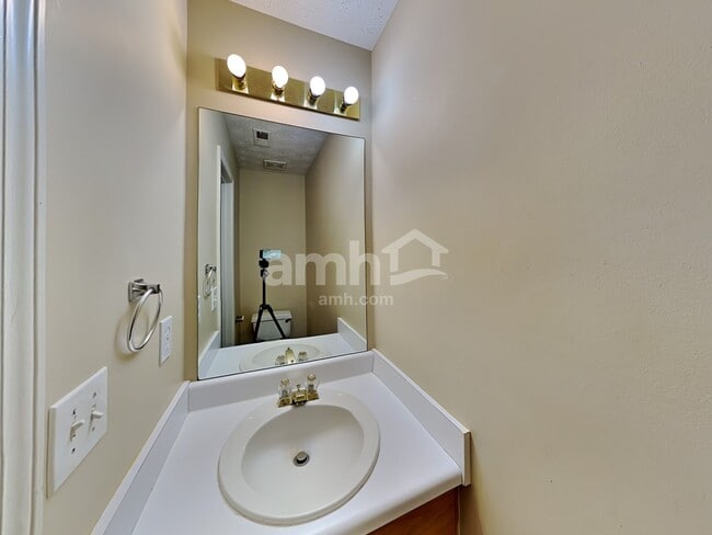 Building Photo - 1626 Sparrow Wood Ln SW
