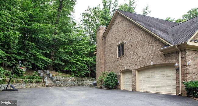 Building Photo - 6125 Old Dominion Dr