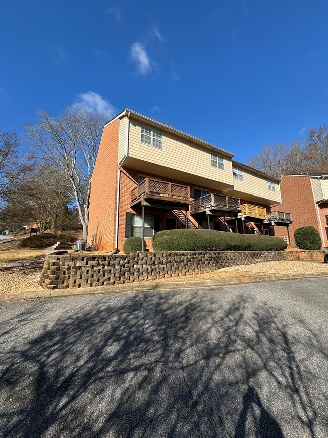 Building Photo - PETS CONDITIONAL + FURNISHED OPTION - Cute Sleepy Hollow Flats-Style Condo!