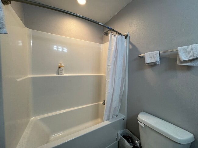 Building Photo - 6 Bed 5 Bath House Newer Updated Near Happy Valley, Fairhaven, WWU