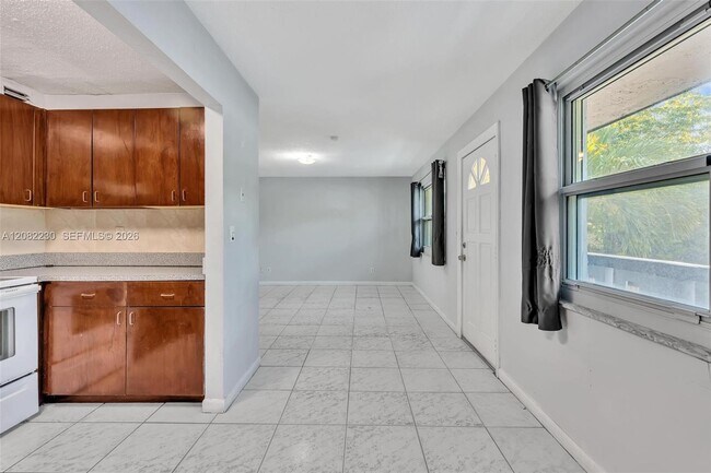 Building Photo - 4732 SW 33rd Ave