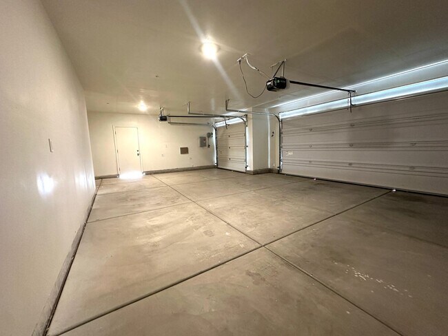 Building Photo - Beautiful Single Story Home Ready To Be Called Home!