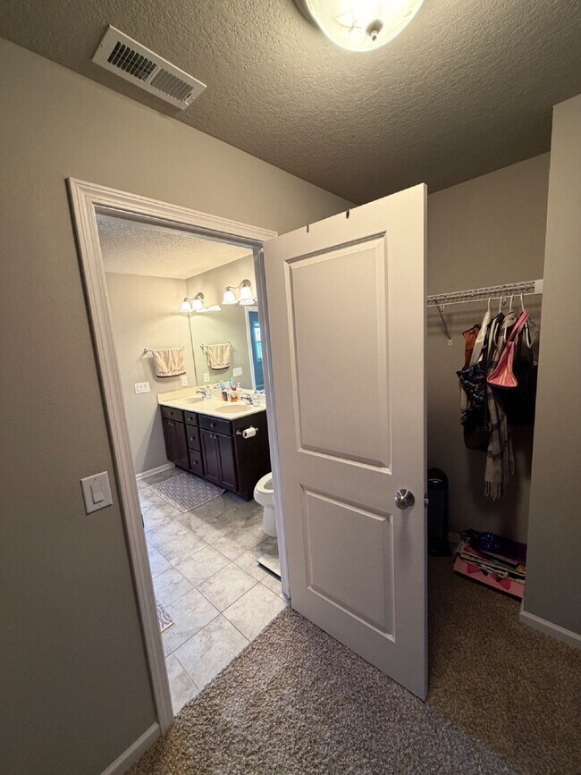 Building Photo - Charming 3-Bed 2.5-Bath Townhouse with Granite Finishes Near Jordan Creek Town Center