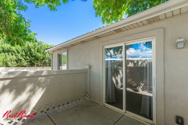 Building Photo - Dog Friendly! 3 Bedroom Single-Level Condo...