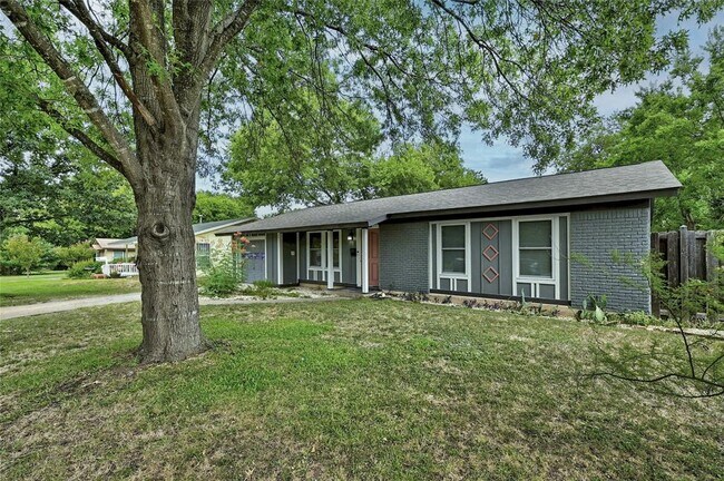 Building Photo - 1500 Fairfield Dr