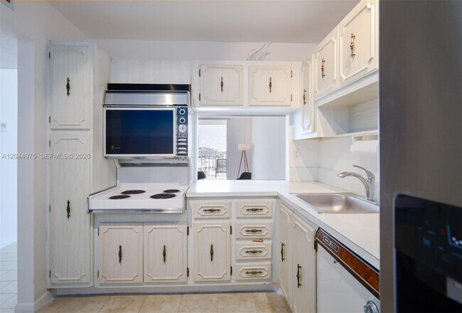 Building Photo - 6900 Bay Dr