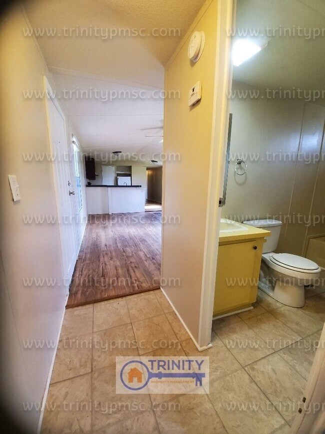 Building Photo - HUGE LOT! Pets welcome!