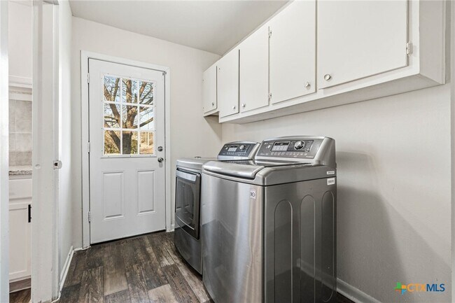 Building Photo - 610 Creek St