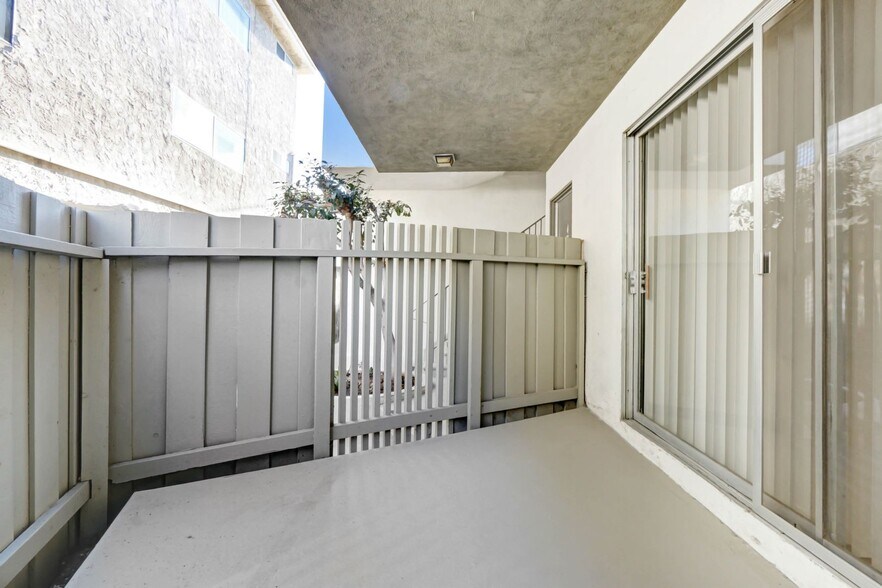 Building Photo - 3625 Mentone Ave
