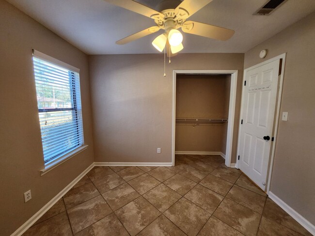 Building Photo - 3 bedroom house for rent right away in NE ...